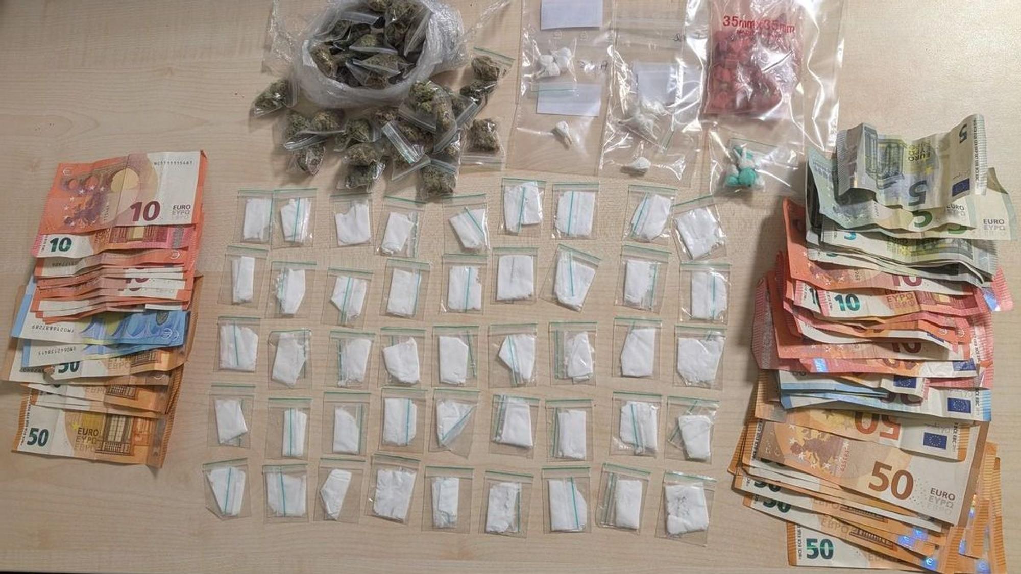 Die Polizei stellte einen mutmaßlichen Drogendealer mitsamt seiner Beute.