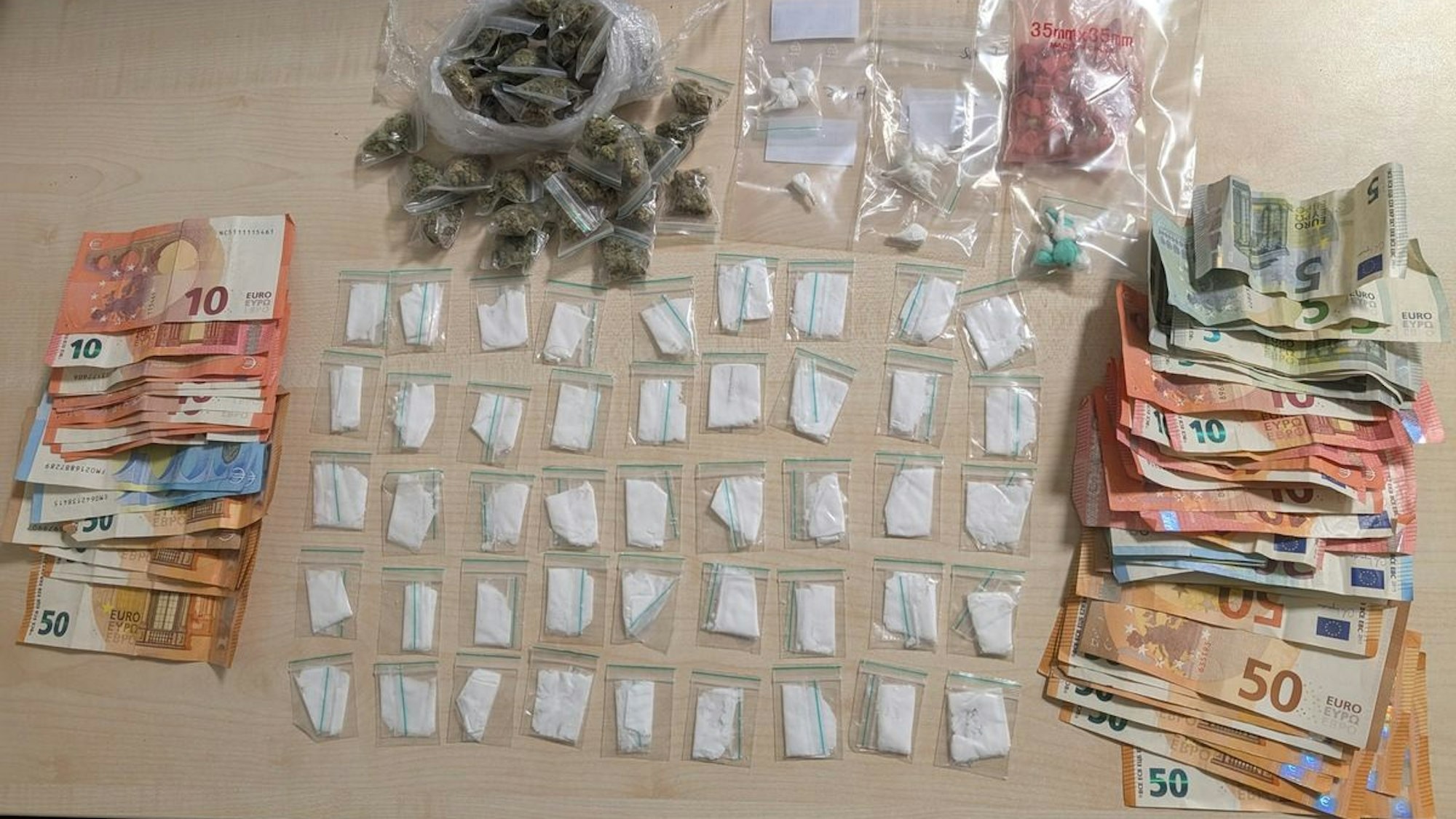 Die Polizei stellte einen mutmaßlichen Drogendealer mitsamt seiner Beute.