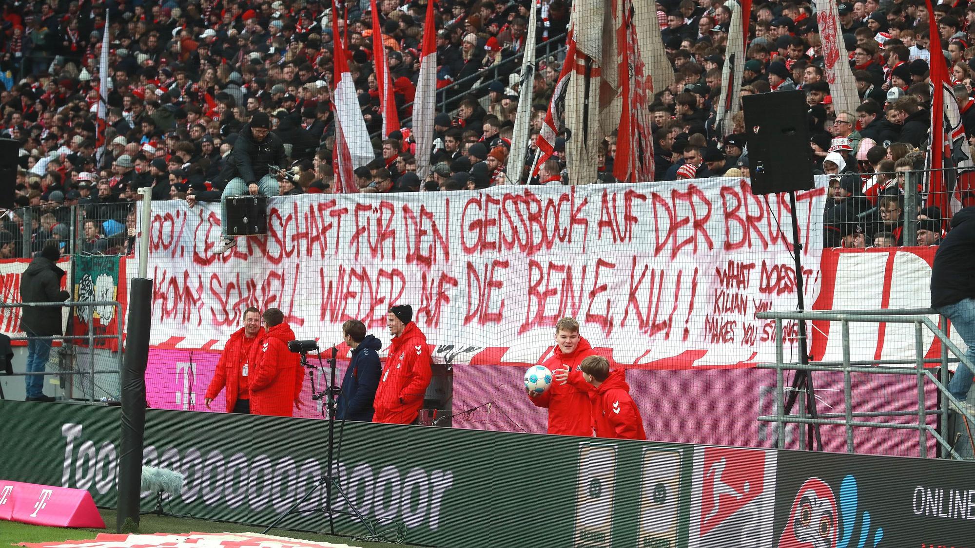 Beim Heimspiel gegen den 1. FC Nürnberg präsentierten die FC-Fans auf der Südtribüne ein aufmunterndes Transparent für Luca Kilian. Nun hat der FC den Vertrag mit dem Verteidiger verlängert.