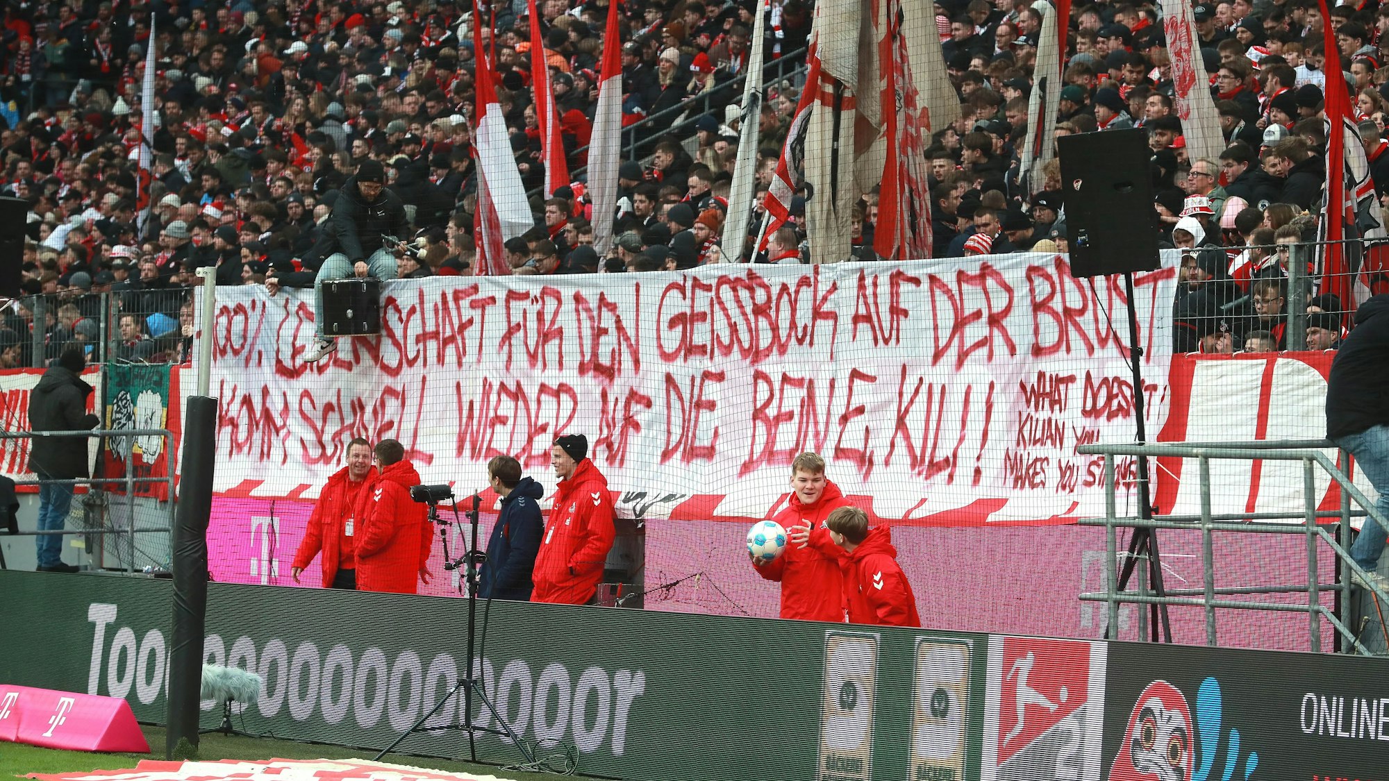 Beim Heimspiel gegen den 1. FC Nürnberg präsentierten die FC-Fans auf der Südtribüne ein aufmunterndes Transparent für Luca Kilian. Nun hat der FC den Vertrag mit dem Verteidiger verlängert.