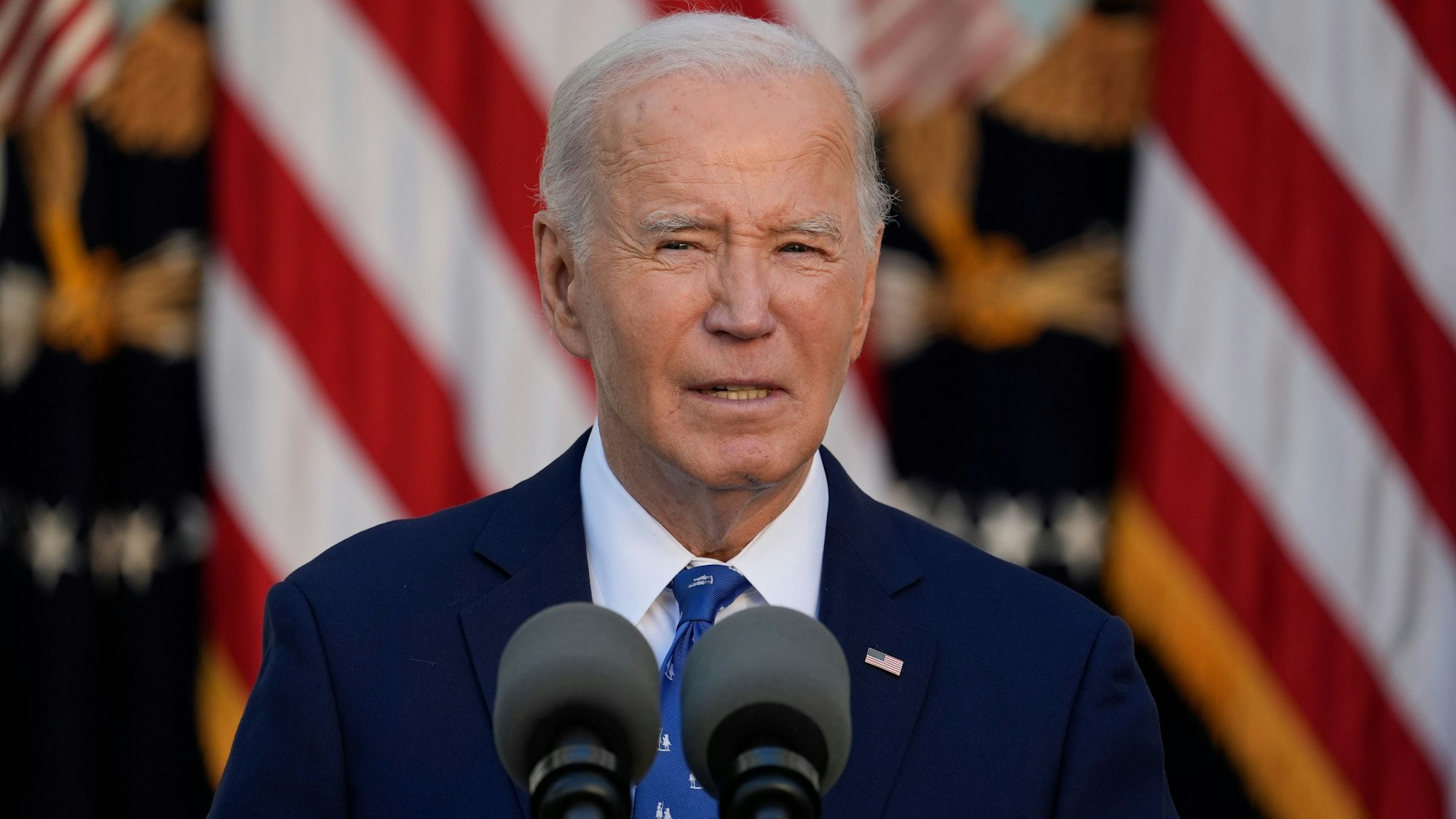 US-Präsident Joe Biden spricht bei einem Pressestatement im Rosengarten des Weißen Hauses.