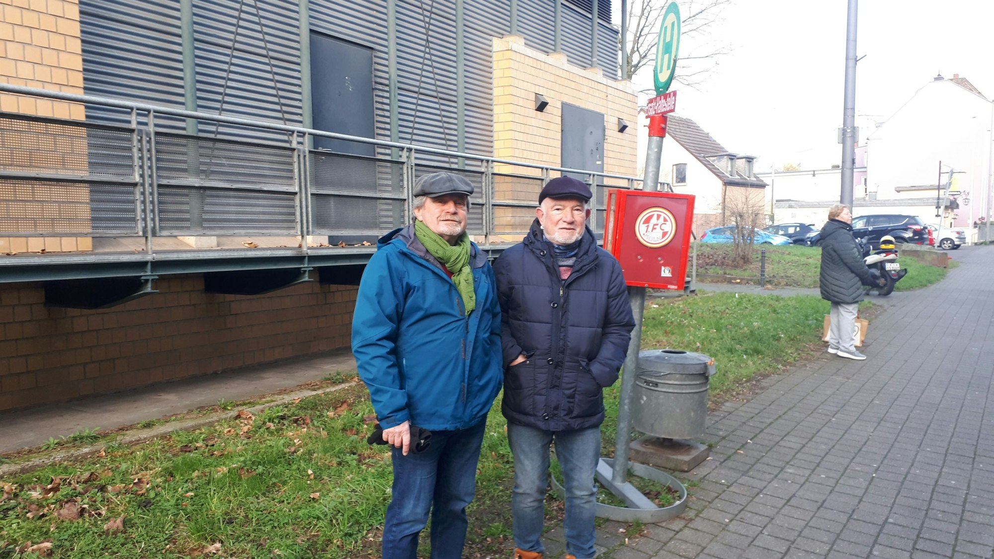 Auch an der Feldgärtenstraße fehlt ein Wartehäuschen für den Bus. Ulrich Thome (l.) und Dieter Rustenbach vom Niehler Bürgerverein setzen sich für den Fahrgast-Unterstand ein.