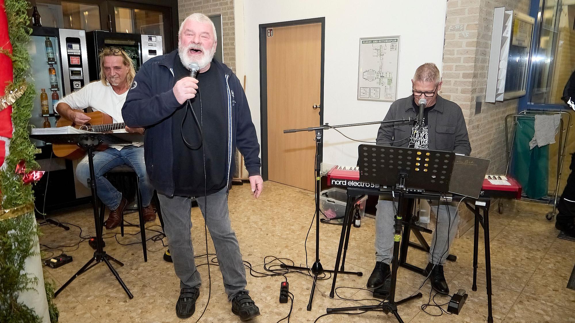Das Bild zeigt eine Band mit Sänger Jojo Joisten in der Mitte während ihres Auftritts in Mechernich.