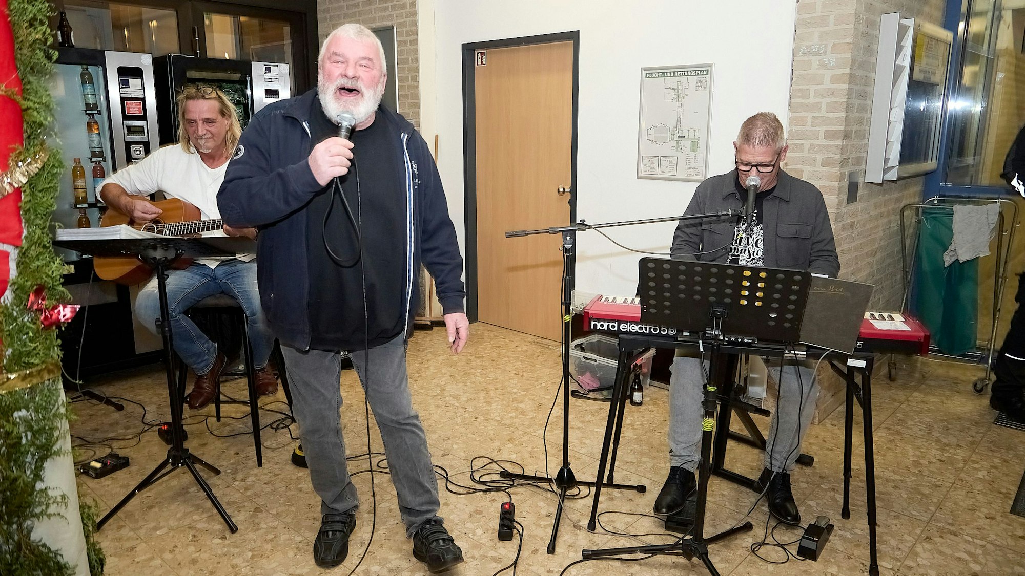 Das Bild zeigt eine Band mit Sänger Jojo Joisten in der Mitte während ihres Auftritts in Mechernich.