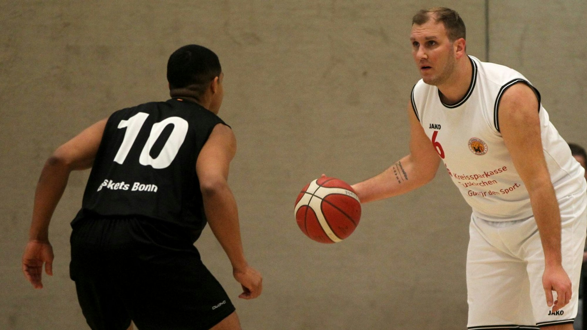 Christoph Gier steht einem Gegenspieler gegenüber.