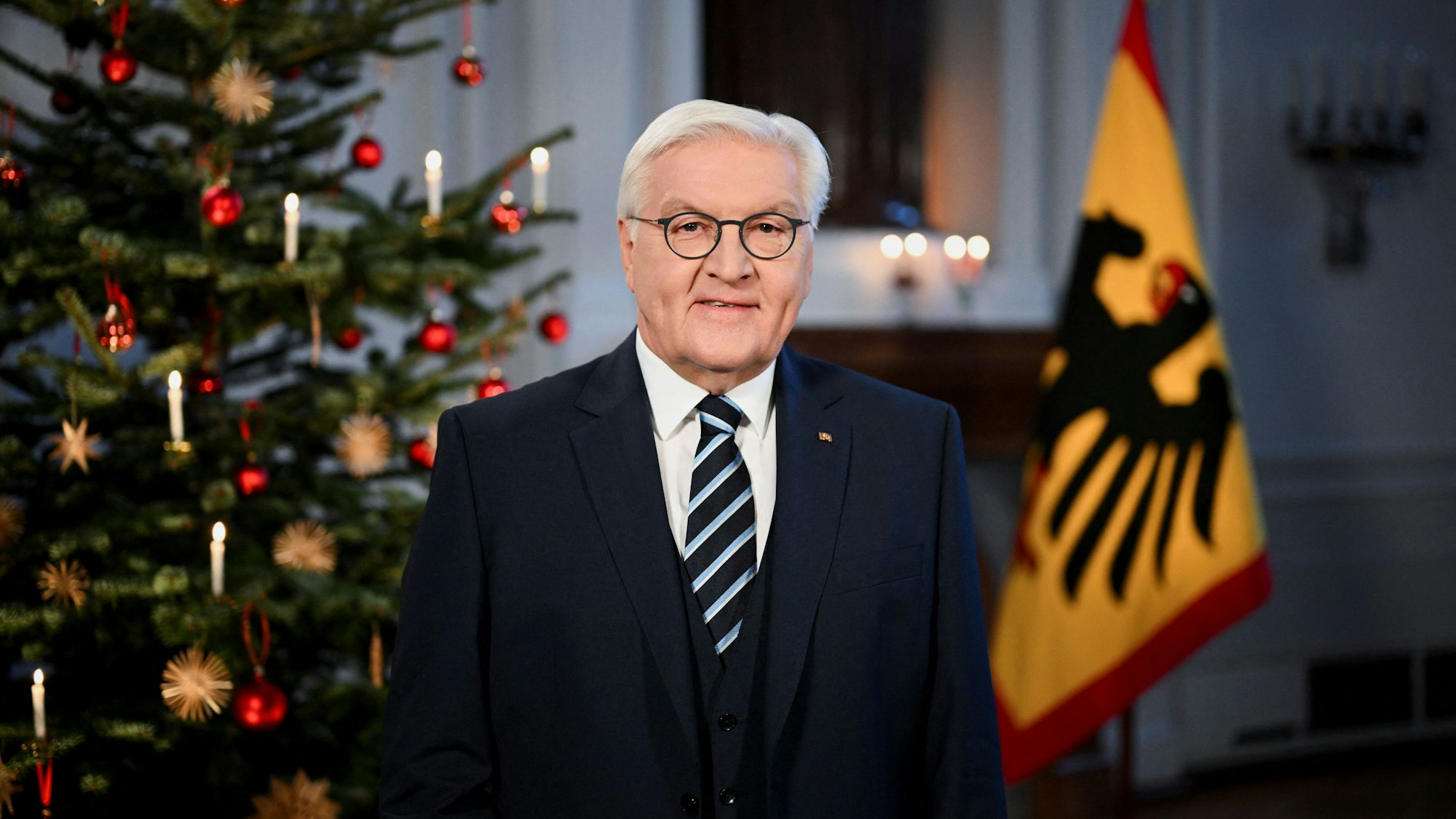 23.12.2024, Berlin: Bundespräsident Frank-Walter Steinmeier steht während der Aufzeichnung seiner jährlichen Weihnachtsansprache im Schloss Bellevue.