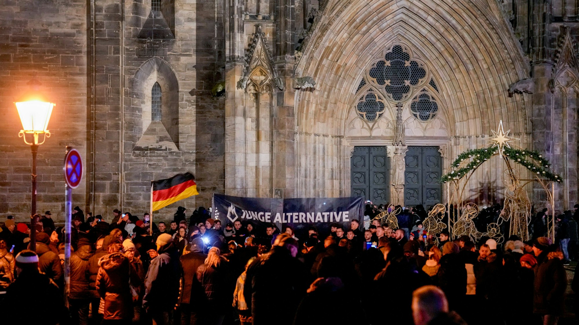 Menschen bei der AfD-Kundgebung in Magdeburg.