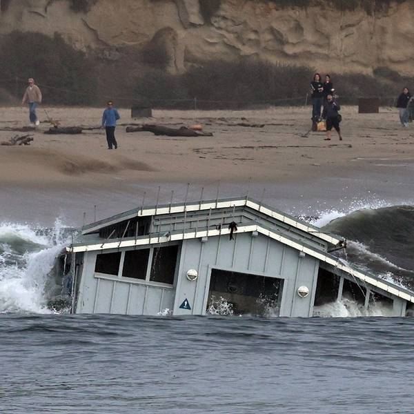 Ein eingestürztes Gebäude einer Werft schwimmt im Meer.