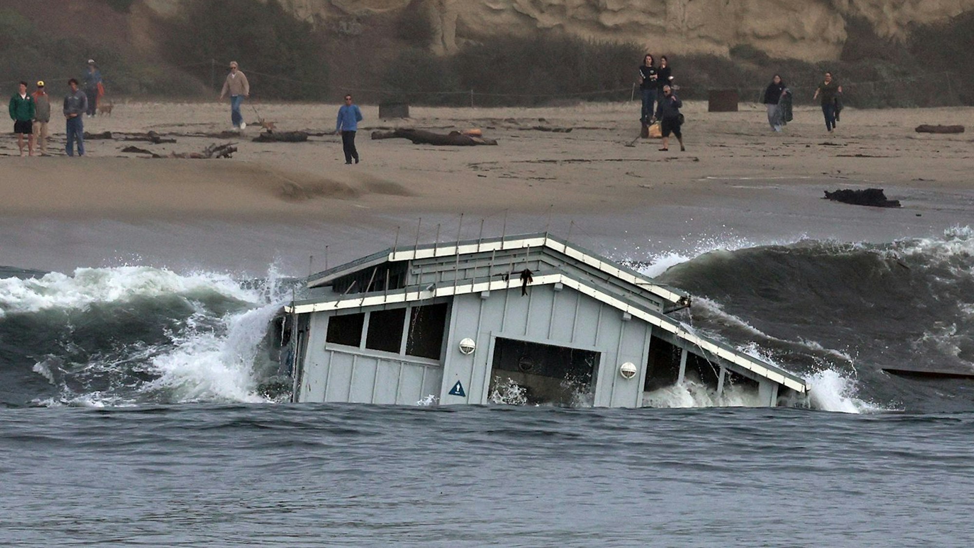 Ein eingestürztes Gebäude einer Werft schwimmt im Meer.
