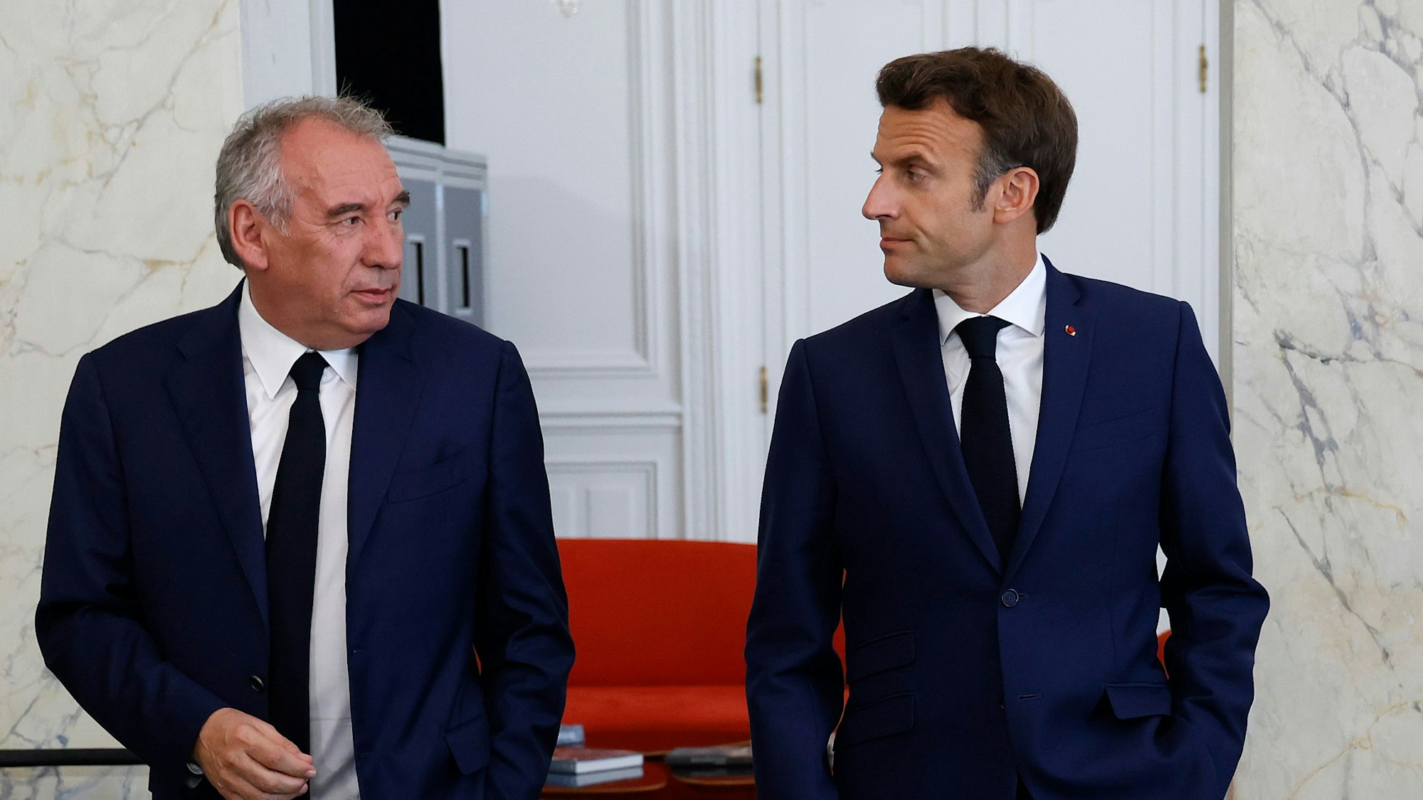 Emmanuel Macron (r), Präsident von Frankreich, geht neben Francois Bayrou, Frankreichs neuem Premierminister.