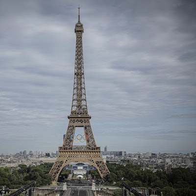 14.07.2024, Frankreich, Paris: Die olympischen Ringe sind auf dem Eiffelturm zu sehen. Foto: Aurelien Morissard/AP +++ dpa-Bildfunk +++