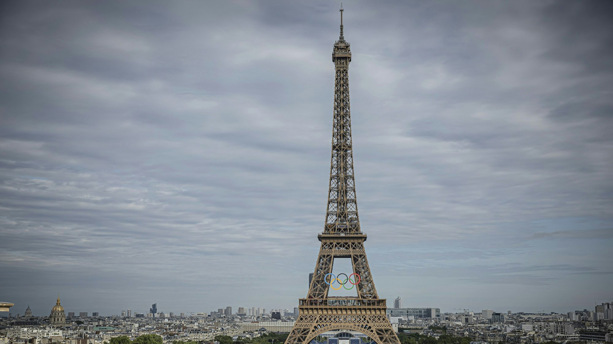 14.07.2024, Frankreich, Paris: Die olympischen Ringe sind auf dem Eiffelturm zu sehen. Foto: Aurelien Morissard/AP +++ dpa-Bildfunk +++