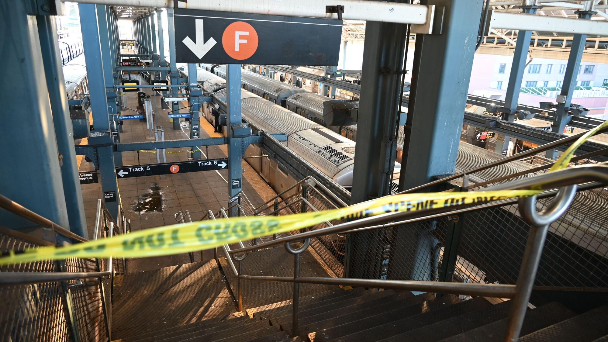 Absperrband der Polizei hängt vor der Treppe zu einem Bahnsteig der Linie F der New Yorker U-Bahn.
