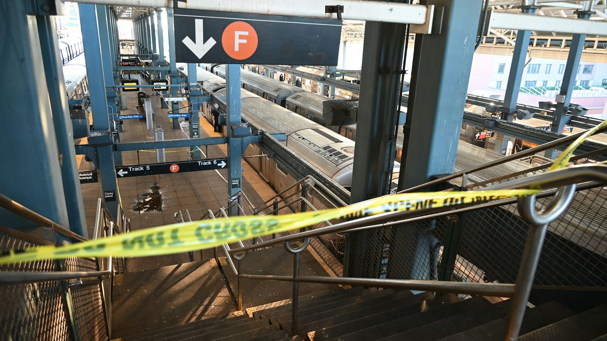 Absperrband der Polizei hängt vor der Treppe zu einem Bahnsteig der Linie F der New Yorker U-Bahn.