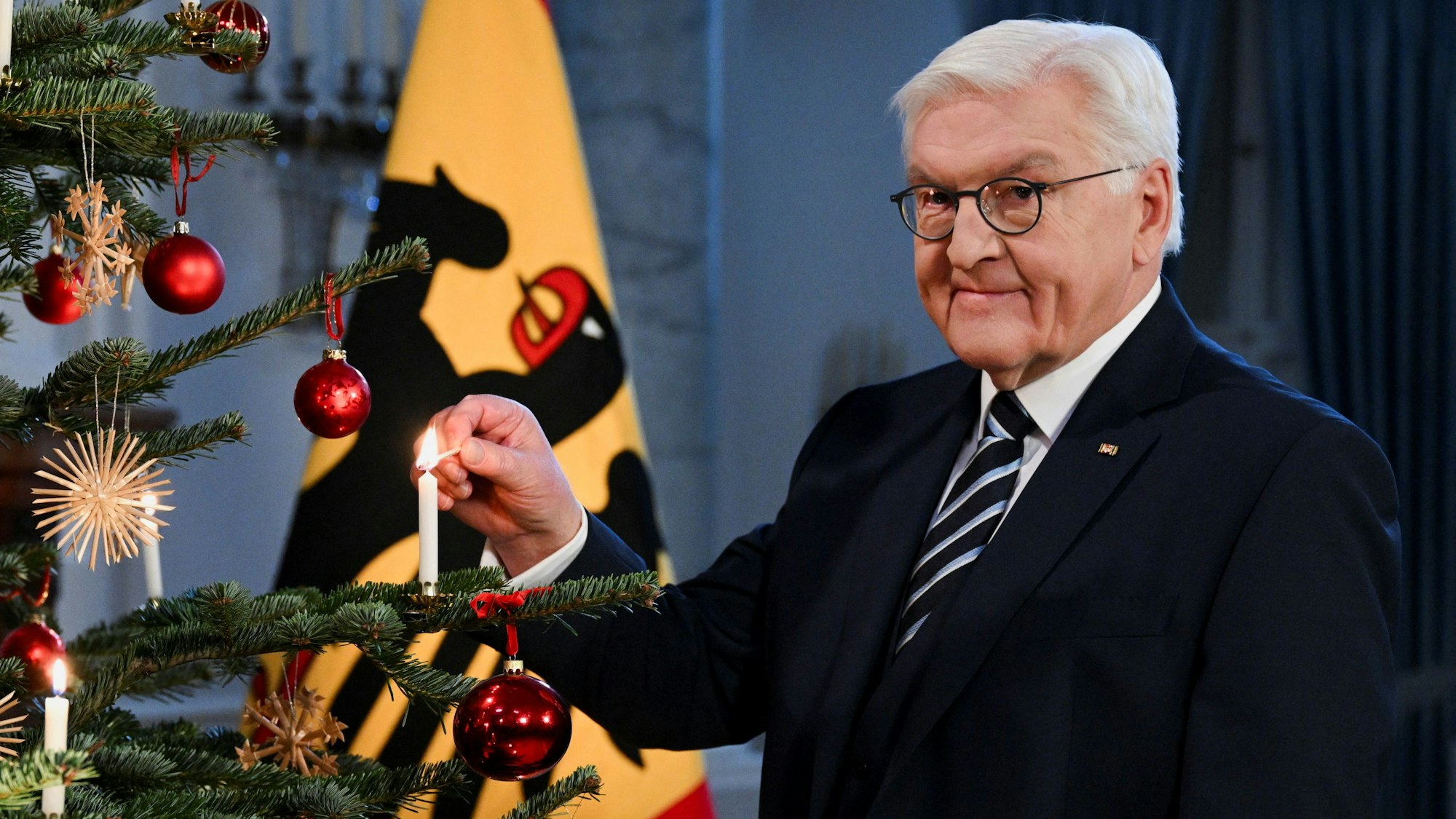 23.12.2024, Berlin: Bundespräsident Frank-Walter Steinmeier steht während der Aufzeichnung seiner jährlichen Weihnachtsansprache im Schloss Bellevue.