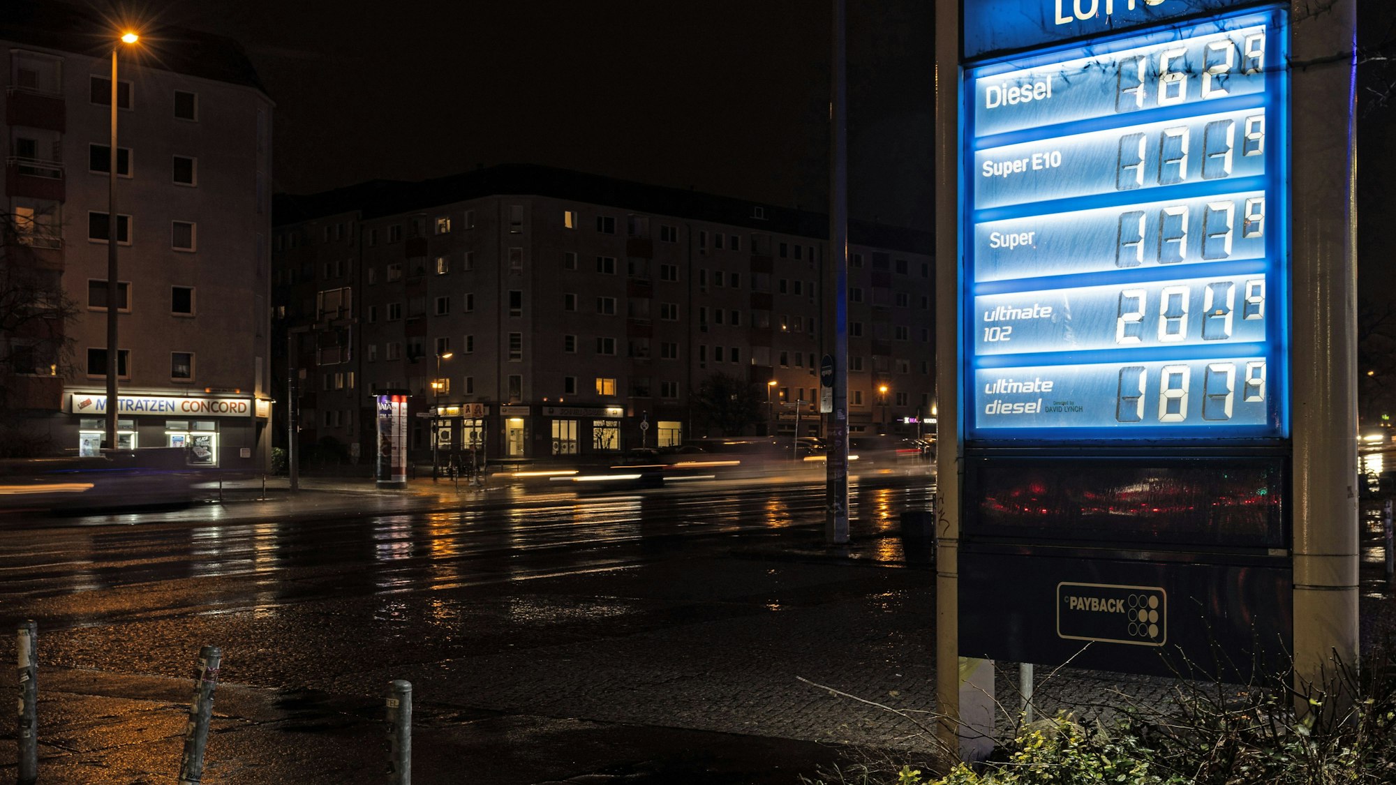 ARCHIV - 28.11.2024, Berlin: An einer Schautafel einer Tankstelle werden die aktuellen Benzin- und Dieselpreise angezeigt. Das Statistisches Bundesamt gibt die Inflationsrate für November 2024 am heutigen Tag bekannt. (zu dpa: «Drittteuerstes Tankjahr - 2025 könnte etwas billiger werden») Foto: Hannes P. Albert/dpa +++ dpa-Bildfunk +++