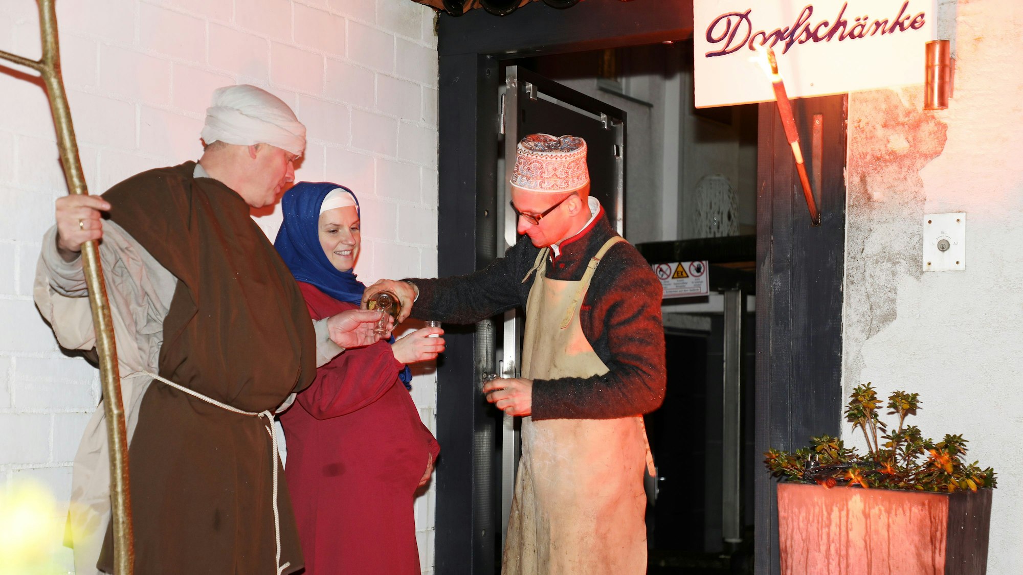 Ein Wirt schenkt eine Kurzen aus.