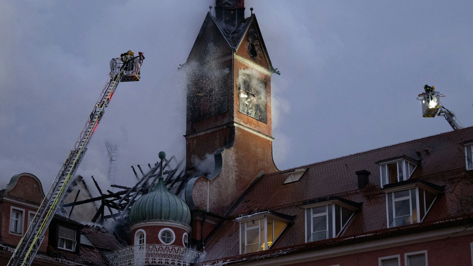 24.12.2024, Bayern, München: Feuerwehrleute löschen einen Brand in einem Altenheim in der Innenstadt von München. Bei dem Feuer wurden mehrere Bewohner leicht verletzt.
