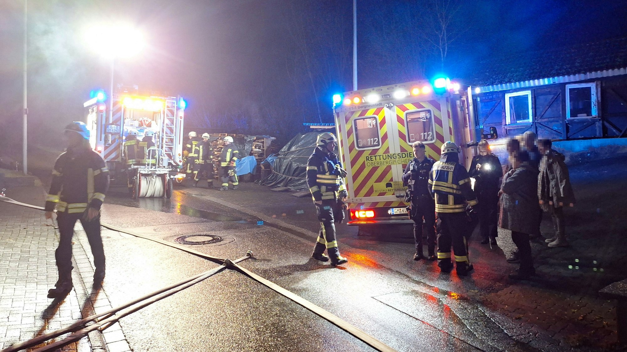 Sieben Personen wurden vom Rettungsdienst wegen des Verdachts auf Rauchgasvergiftung untersucht.