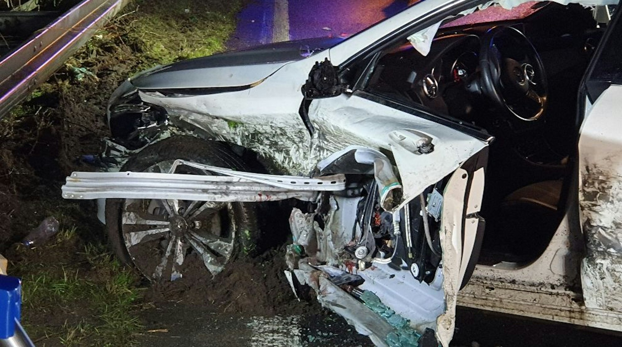 Bei einem Unfall auf der Autobahn A3 bei Emmerich hat sich ein Teil der Leitplanke gelöst. Das Metallteil durchbohrte das Auto und verletzte den Fahrer im Innenraum lebensgefährlich.