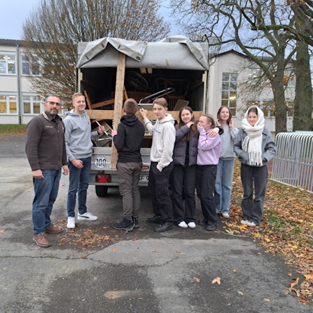Verladung der Hilfsgüter vor der Realschule Waldbröl für die Flutkatastrophe in Spanien.
