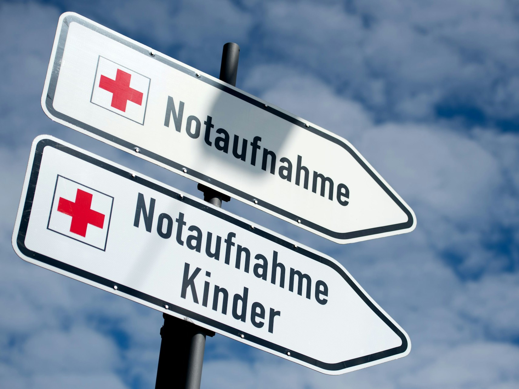 ARCHIV - 28.08.2014, Bayern, ---: Zwei Schilder mit der Aufschrift «Notaufnahme» und «Notaufnahme Kinder» stehen von einem Krankenhaus. (zu dpa: «Verband: Gesundheitsministerium versagt bei Klinikplanung») Foto: Sven Hoppe/dpa +++ dpa-Bildfunk +++