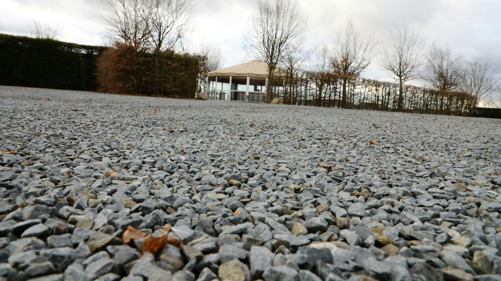 Neuer Schotter liegt auf dem Platz vor der Panoramabar auf dem Lüderich bei Overath-Steinenbrück.