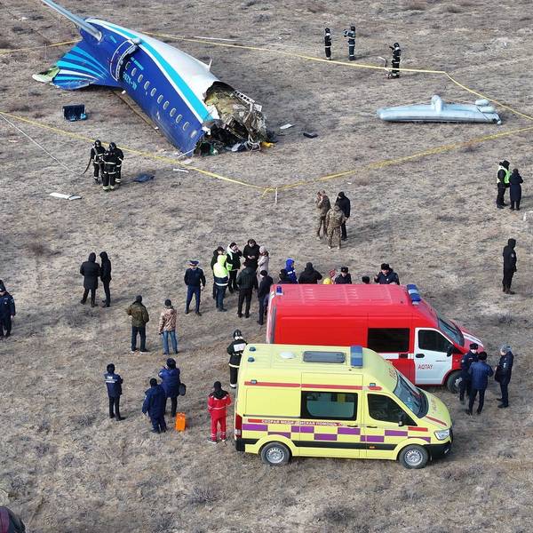 Das Wrack einer Embraer 190 der Azerbaijan Airlines in der Nähe des Flughafens von Aktau.