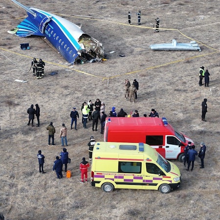Das Wrack einer Embraer 190 der Azerbaijan Airlines in der Nähe des Flughafens von Aktau.