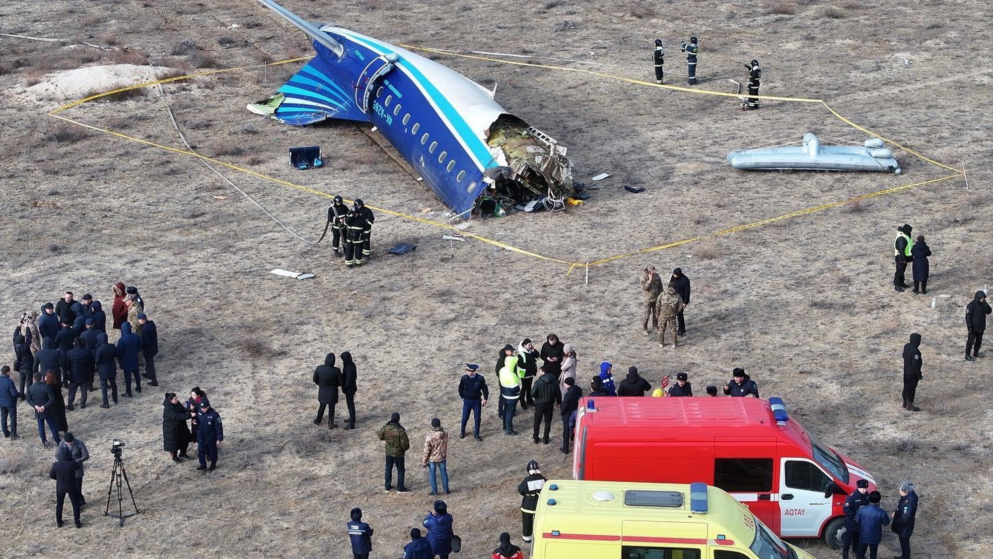 Das Wrack einer Embraer 190 der Azerbaijan Airlines in der Nähe des Flughafens von Aktau.