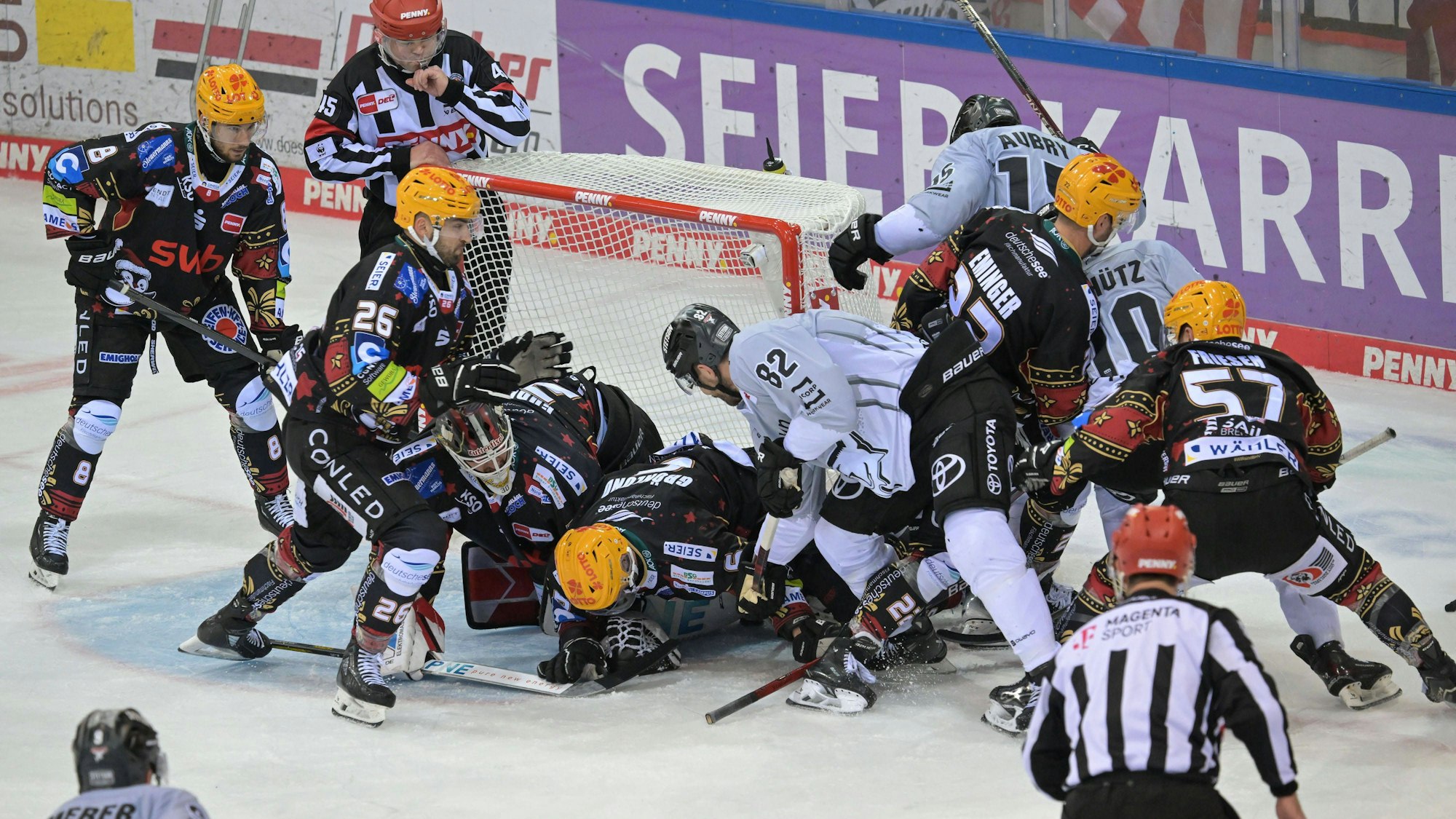 Tumult vor dem Tor von Torwart Krister Gudlevskis