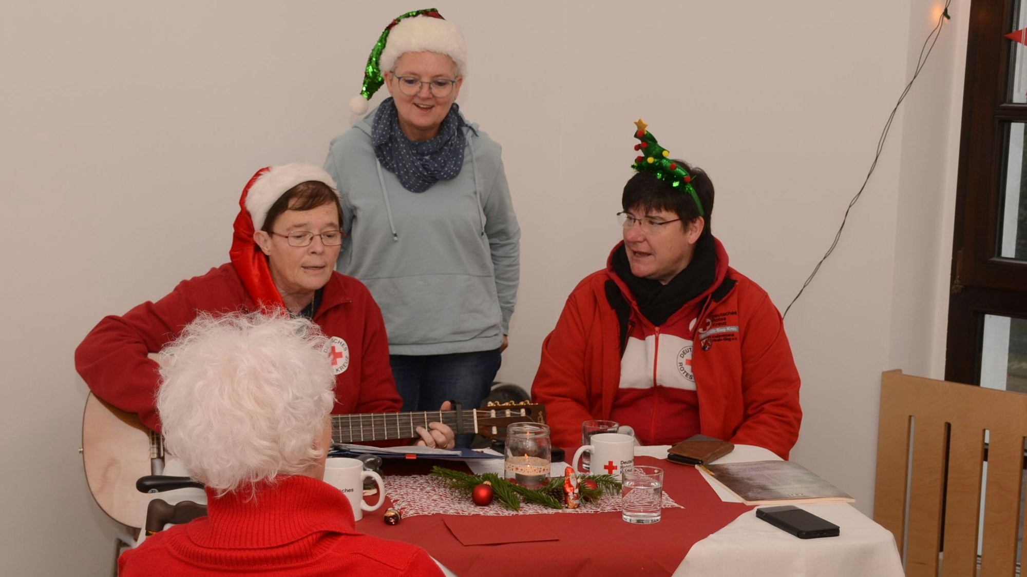In der Siegburger Geschäftsstelle des DRK-Kreisverbands öffneten Beate Wallrafen und Fatime Bredenbals die Türen am Heiligabend für Gemeinsame Stunden statt einsame Stunden.