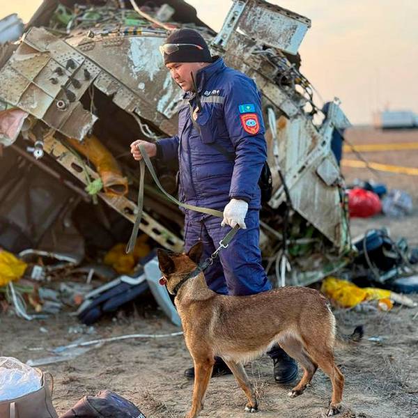 HANDOUT - 26.12.2024, Kasachstan, Aktau: Auf diesem vom Pressedienst des kasachischen Katastrophenschutzministeriums zur Verfügung gestellten Foto arbeiten Rettungskräfte am Wrack der Embraer 190 der Azerbaijan Airlines in der Nähe des Flughafens von Aktau. Ein Passagierflugzeug aus Aserbaidschan ist am 25.12.2024 nahe der Stadt Aktau in Kasachstan abgestürzt. Foto: Uncredited/Kazakhstan's Emergency Ministry/AP/dpa - ACHTUNG: Nur zur redaktionellen Verwendung im Zusammenhang mit der aktuellen Berichterstattung und nur mit vollständiger Nennung des vorstehenden Credits +++ dpa-Bildfunk +++