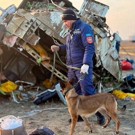 HANDOUT - 26.12.2024, Kasachstan, Aktau: Auf diesem vom Pressedienst des kasachischen Katastrophenschutzministeriums zur Verfügung gestellten Foto arbeiten Rettungskräfte am Wrack der Embraer 190 der Azerbaijan Airlines in der Nähe des Flughafens von Aktau. Ein Passagierflugzeug aus Aserbaidschan ist am 25.12.2024 nahe der Stadt Aktau in Kasachstan abgestürzt. Foto: Uncredited/Kazakhstan's Emergency Ministry/AP/dpa - ACHTUNG: Nur zur redaktionellen Verwendung im Zusammenhang mit der aktuellen Berichterstattung und nur mit vollständiger Nennung des vorstehenden Credits +++ dpa-Bildfunk +++