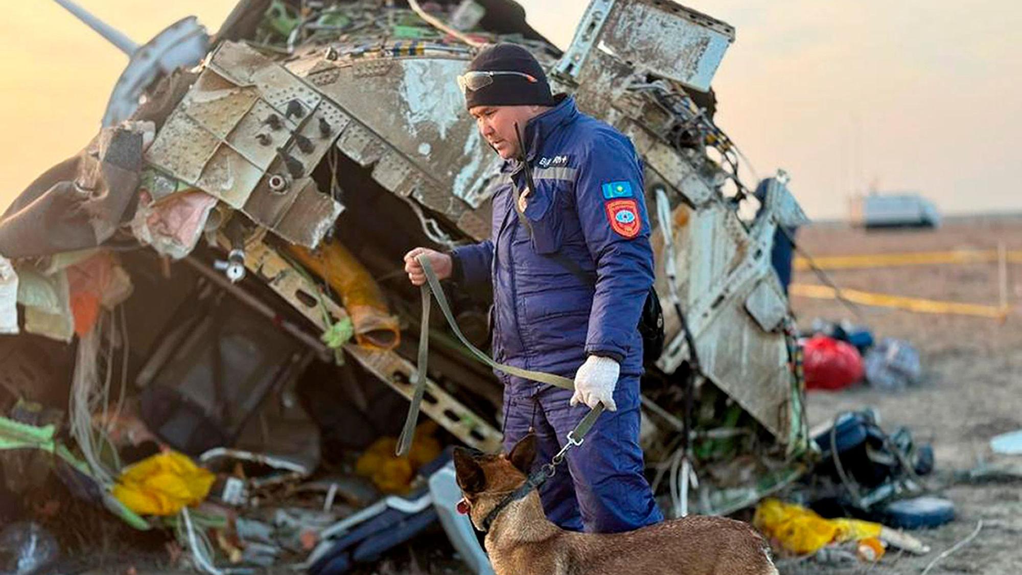 HANDOUT - 26.12.2024, Kasachstan, Aktau: Auf diesem vom Pressedienst des kasachischen Katastrophenschutzministeriums zur Verfügung gestellten Foto arbeiten Rettungskräfte am Wrack der Embraer 190 der Azerbaijan Airlines in der Nähe des Flughafens von Aktau. Ein Passagierflugzeug aus Aserbaidschan ist am 25.12.2024 nahe der Stadt Aktau in Kasachstan abgestürzt. Foto: Uncredited/Kazakhstan's Emergency Ministry/AP/dpa - ACHTUNG: Nur zur redaktionellen Verwendung im Zusammenhang mit der aktuellen Berichterstattung und nur mit vollständiger Nennung des vorstehenden Credits +++ dpa-Bildfunk +++