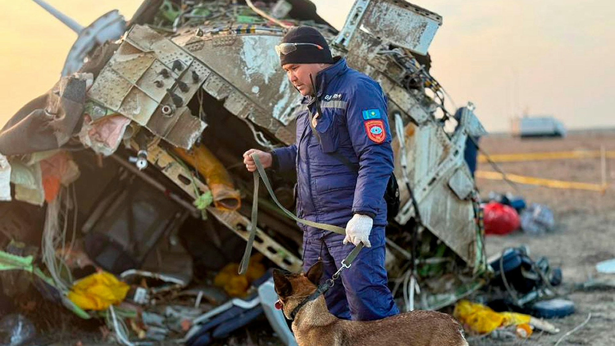 HANDOUT - 26.12.2024, Kasachstan, Aktau: Auf diesem vom Pressedienst des kasachischen Katastrophenschutzministeriums zur Verfügung gestellten Foto arbeiten Rettungskräfte am Wrack der Embraer 190 der Azerbaijan Airlines in der Nähe des Flughafens von Aktau. Ein Passagierflugzeug aus Aserbaidschan ist am 25.12.2024 nahe der Stadt Aktau in Kasachstan abgestürzt. Foto: Uncredited/Kazakhstan's Emergency Ministry/AP/dpa - ACHTUNG: Nur zur redaktionellen Verwendung im Zusammenhang mit der aktuellen Berichterstattung und nur mit vollständiger Nennung des vorstehenden Credits +++ dpa-Bildfunk +++