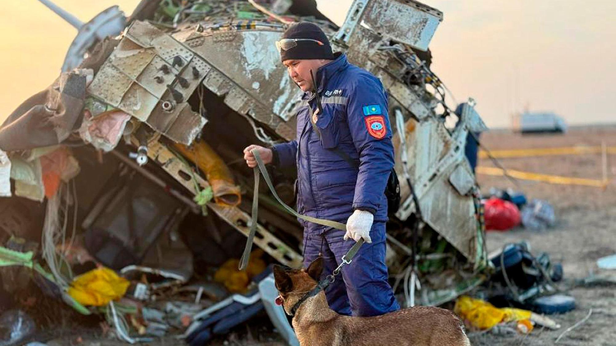 HANDOUT - 26.12.2024, Kasachstan, Aktau: Auf diesem vom Pressedienst des kasachischen Katastrophenschutzministeriums zur Verfügung gestellten Foto arbeiten Rettungskräfte am Wrack der Embraer 190 der Azerbaijan Airlines in der Nähe des Flughafens von Aktau.