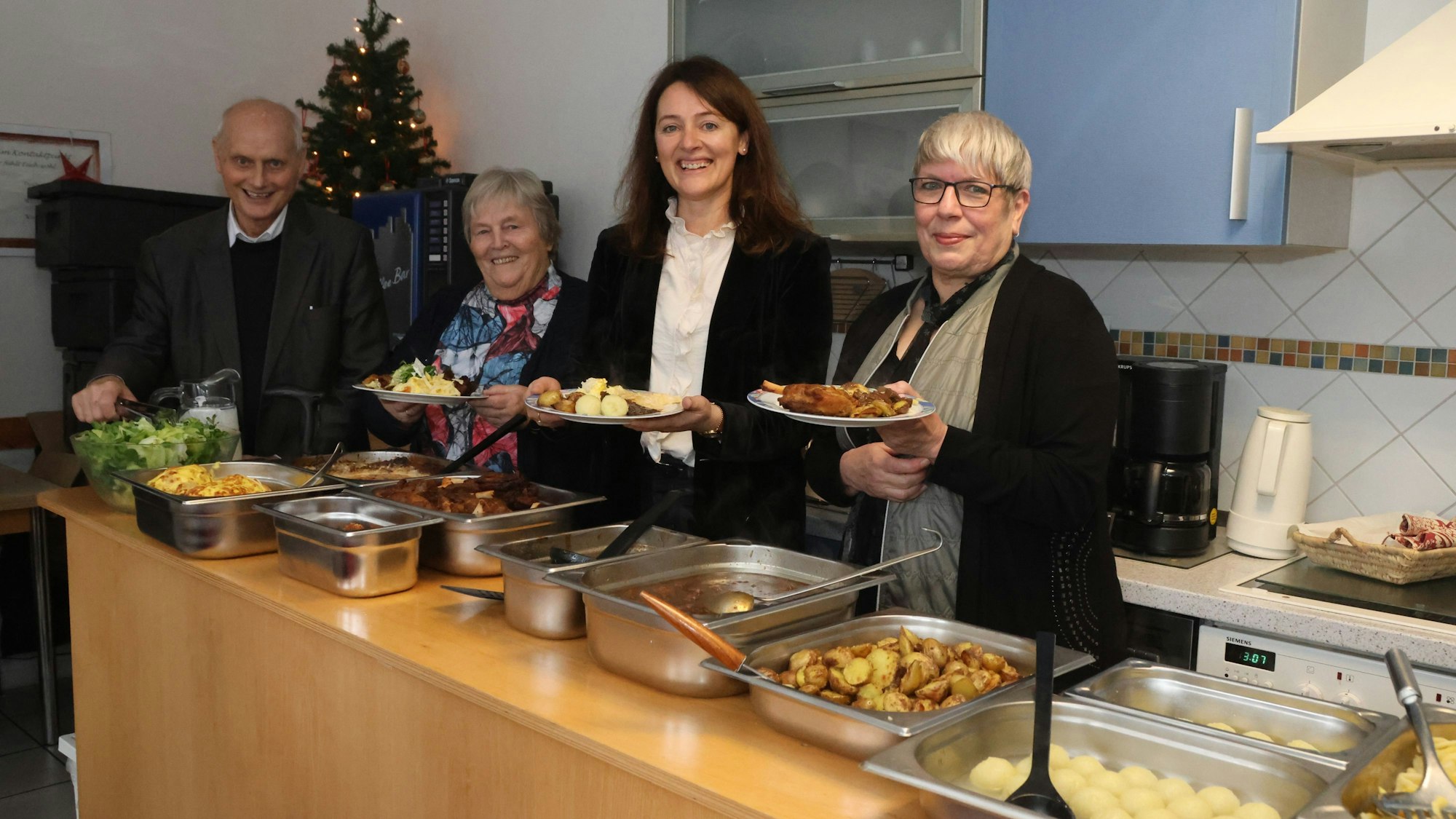 Zum letzten Mal füllen Richard und Hannelore Stahl (v.l.), Larissa Weber und Jutta Schieder die Teller.