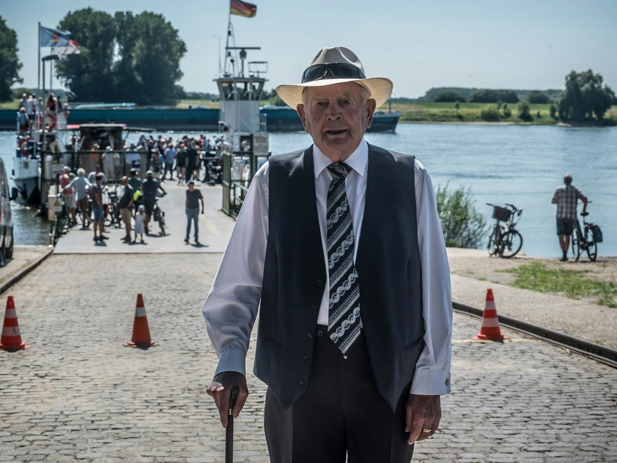 Die neue Hitdorfer Fähre St. Michael wird mit einem kleinen Festakt offiziell in Betrieb genommen. Mit Hut: Heinz Brinkschulte. Foto: Ralf Krieger