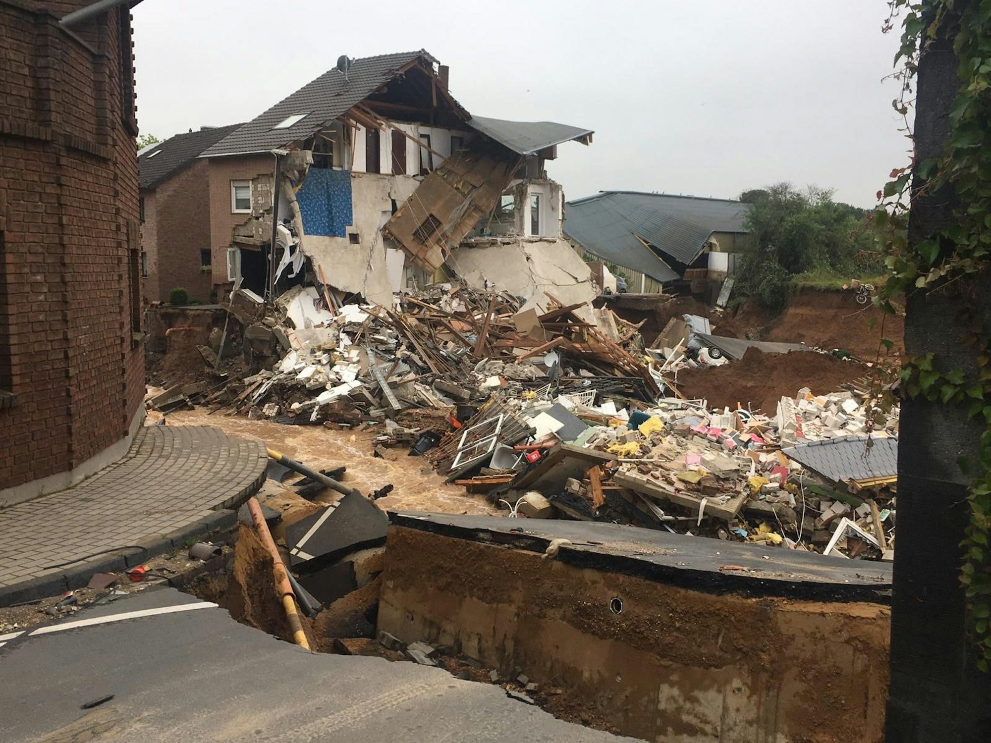 Die Grube, in die das Haus der Eichs im Juli 2021 verschwunden ist.t