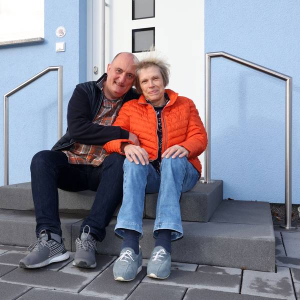 Bei der Flut 2021 ist das Haus von Susanne und Holger in Erftstadt-Blessem vom Erdboden verschluckt worden. Jetzt wohnen sie in ihrem neuen Haus.