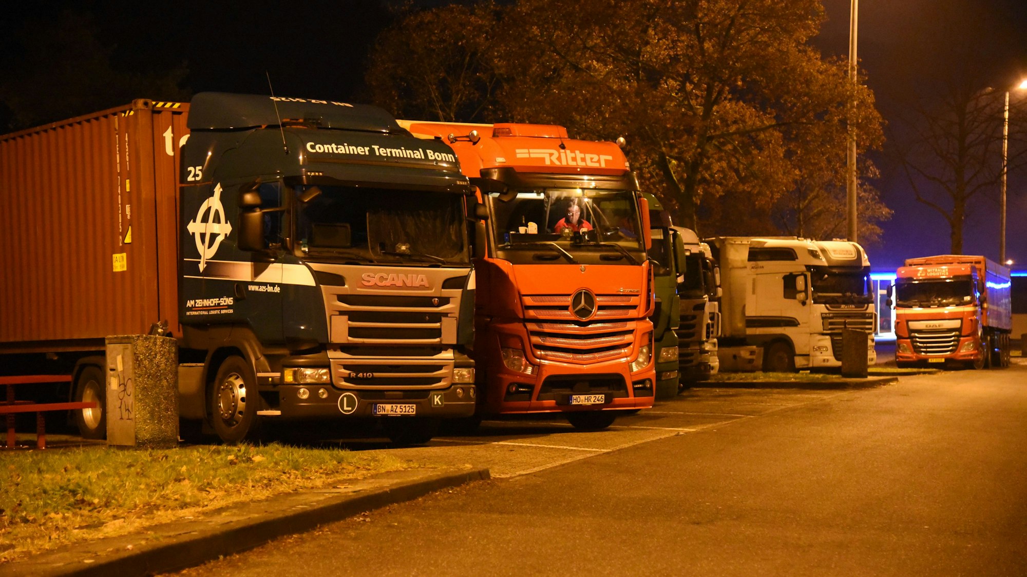 Lastwagen parken nachts auf der Rastsstätte Aggertal.