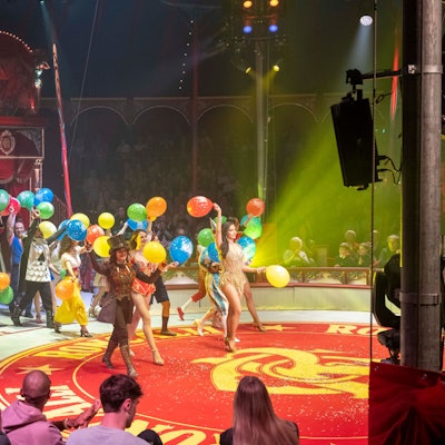 Artisten laufen zum Schluss-Applaus mit Luftballons in die Manege.
