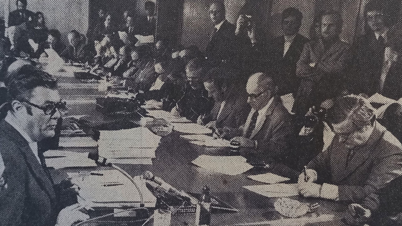 Dicht gedrängt verfolgen Journalisten am Mittag des 1. März 1974 die Pläne von NRW-Innenminister Willi Weyer zur Neuordnung des Kölner Raums.