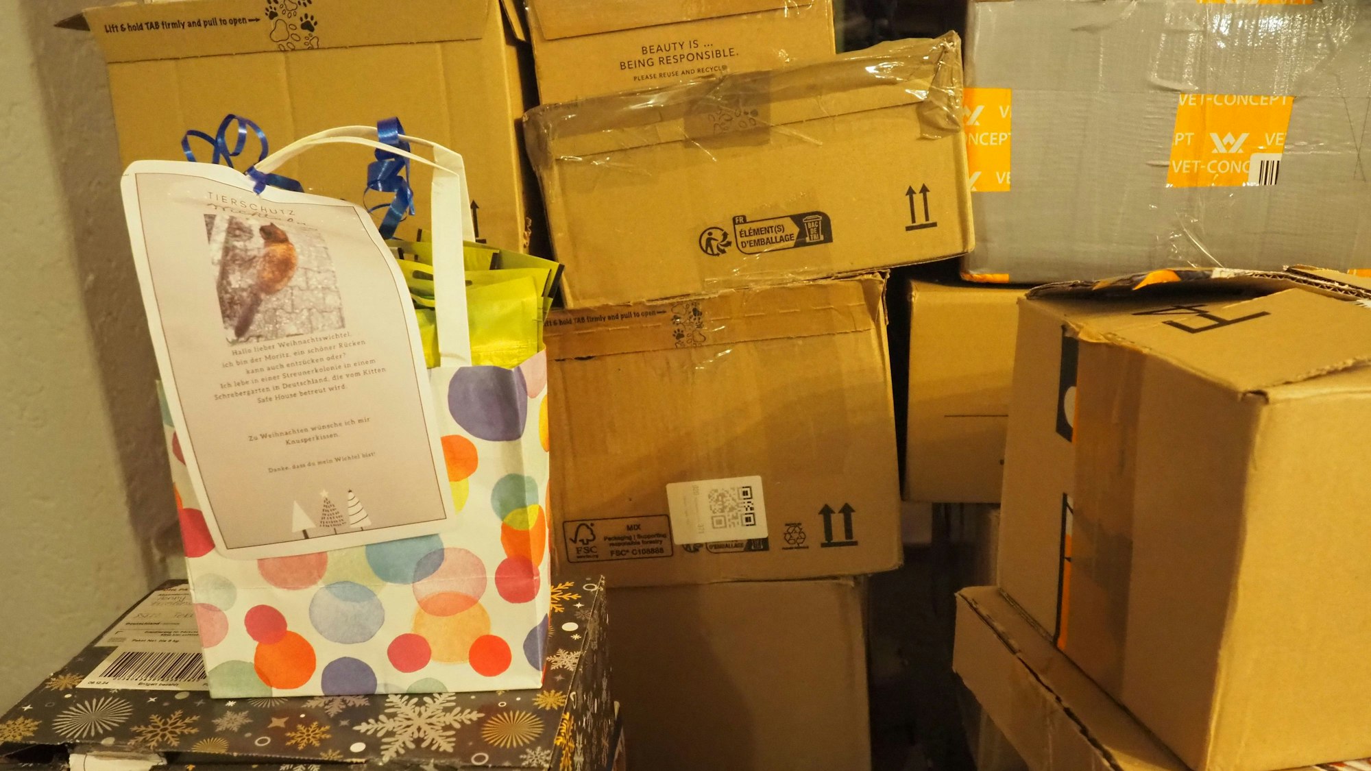 Die aufgestapelten Pakete der Spender.