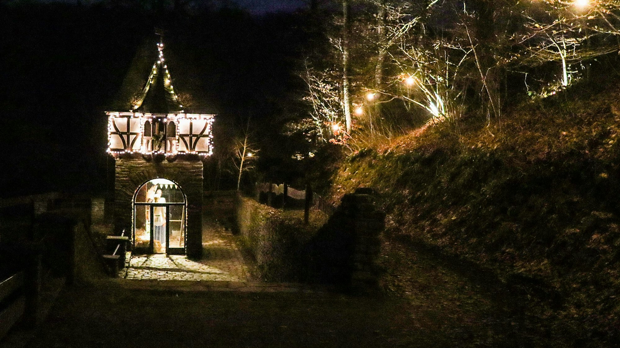 Winterlich beleuchtete Szenerie im Märchenwald Altenberg.