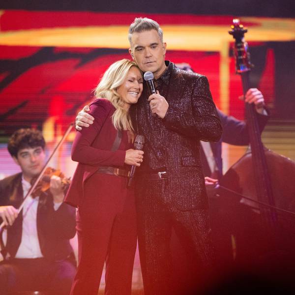 Helene Fischer und der britische Sänger Robbie Williams stehen bei der Aufzeichnung der Helene-Fischer-Show auf der Bühne.