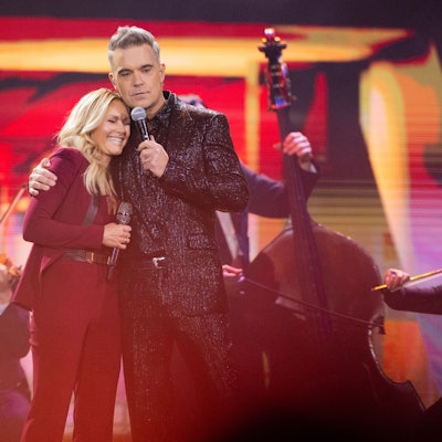 Helene Fischer und der britische Sänger Robbie Williams stehen bei der Aufzeichnung der Helene-Fischer-Show auf der Bühne.