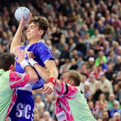 Julian Köster steigt hoch, wird aber von den Berlinern gestoppt.