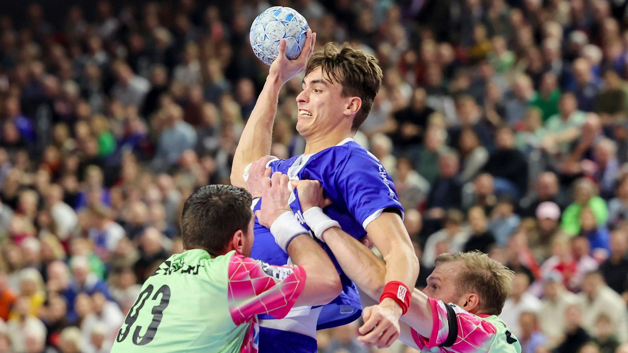 Julian Köster kämpft gegen die Abwehr der Berliner Füchse an